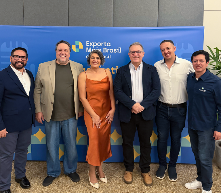 Equipe Playlist no estande do Exporta Mais Brasil