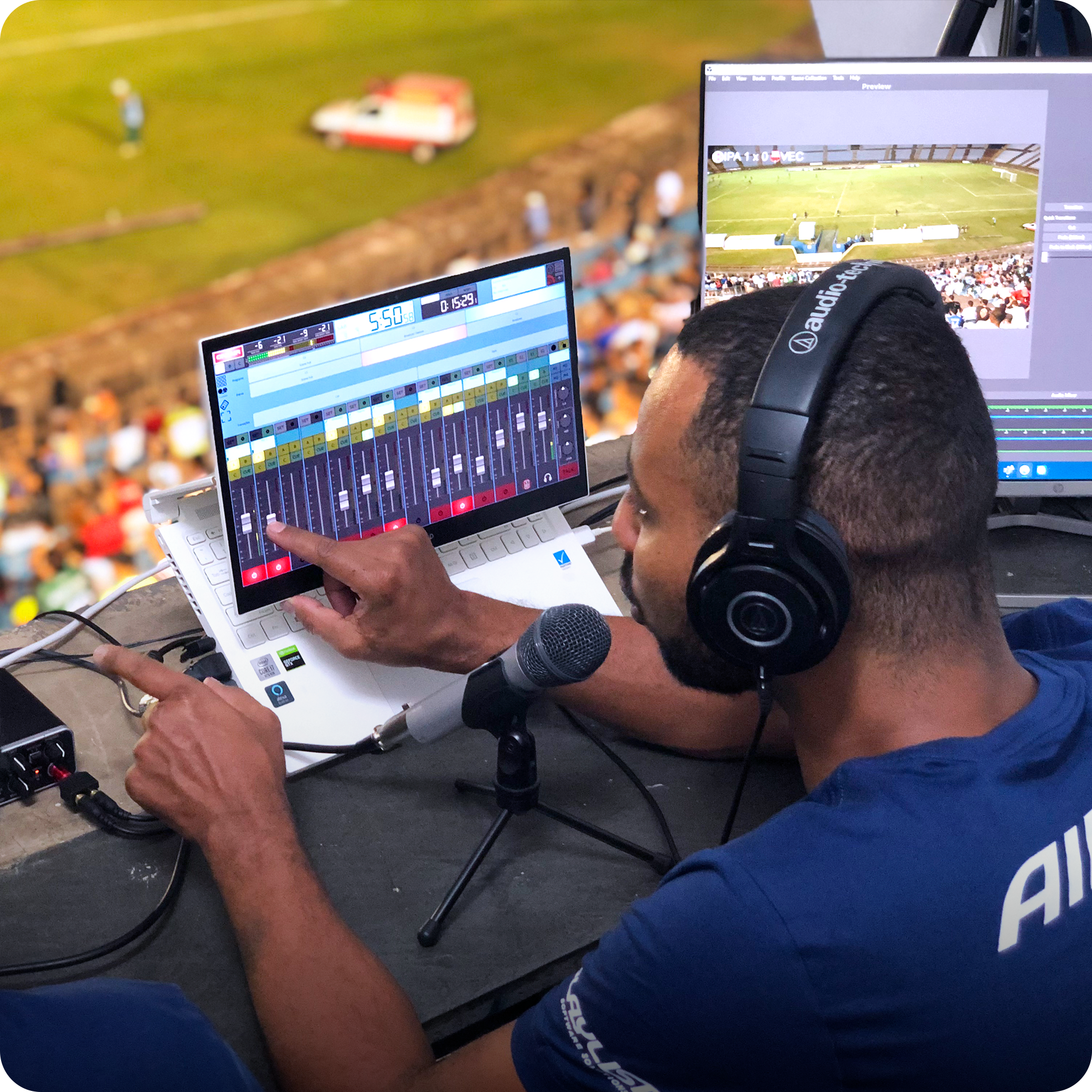 Repórter operando o Aires Studio em notebook durante cobertura esportiva ao vivo