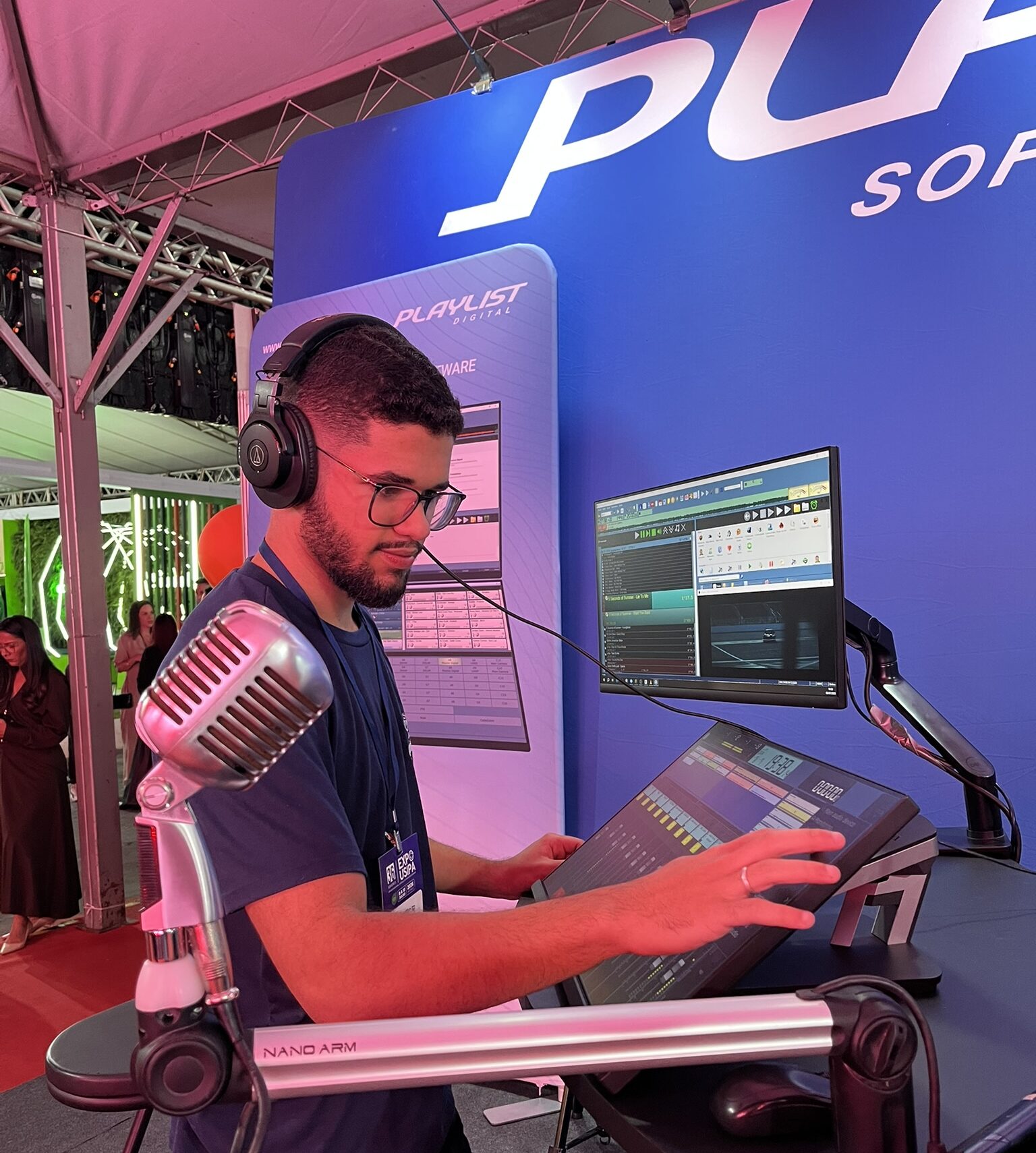 Visitantes en el stand de Playlist Solutions durante la Expo Usipa 2026